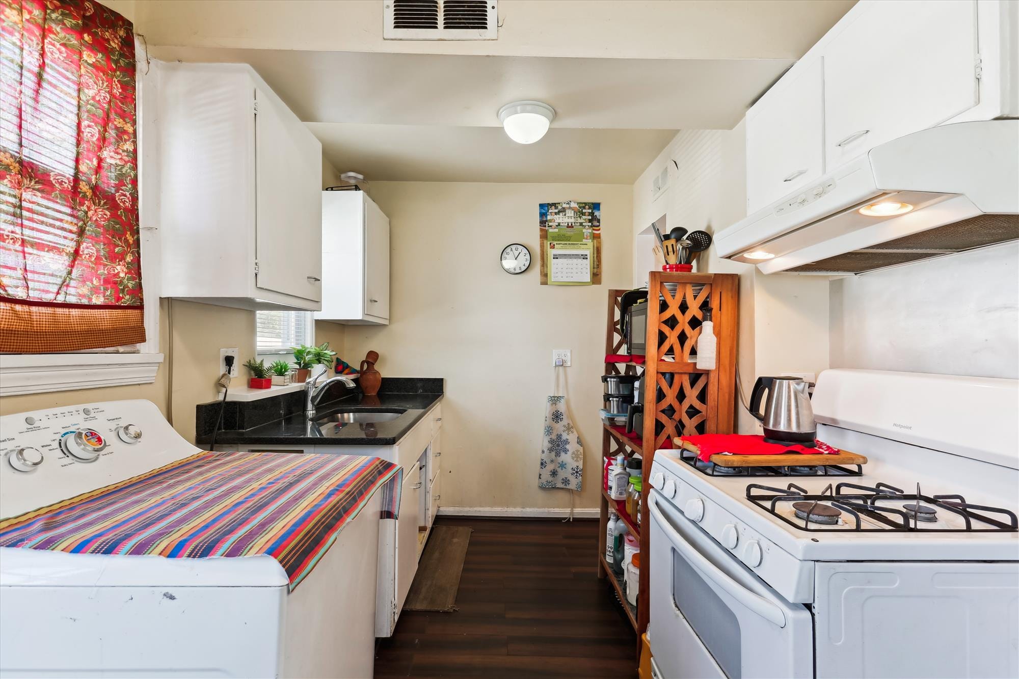 interiors-kitchen-5c6a7917